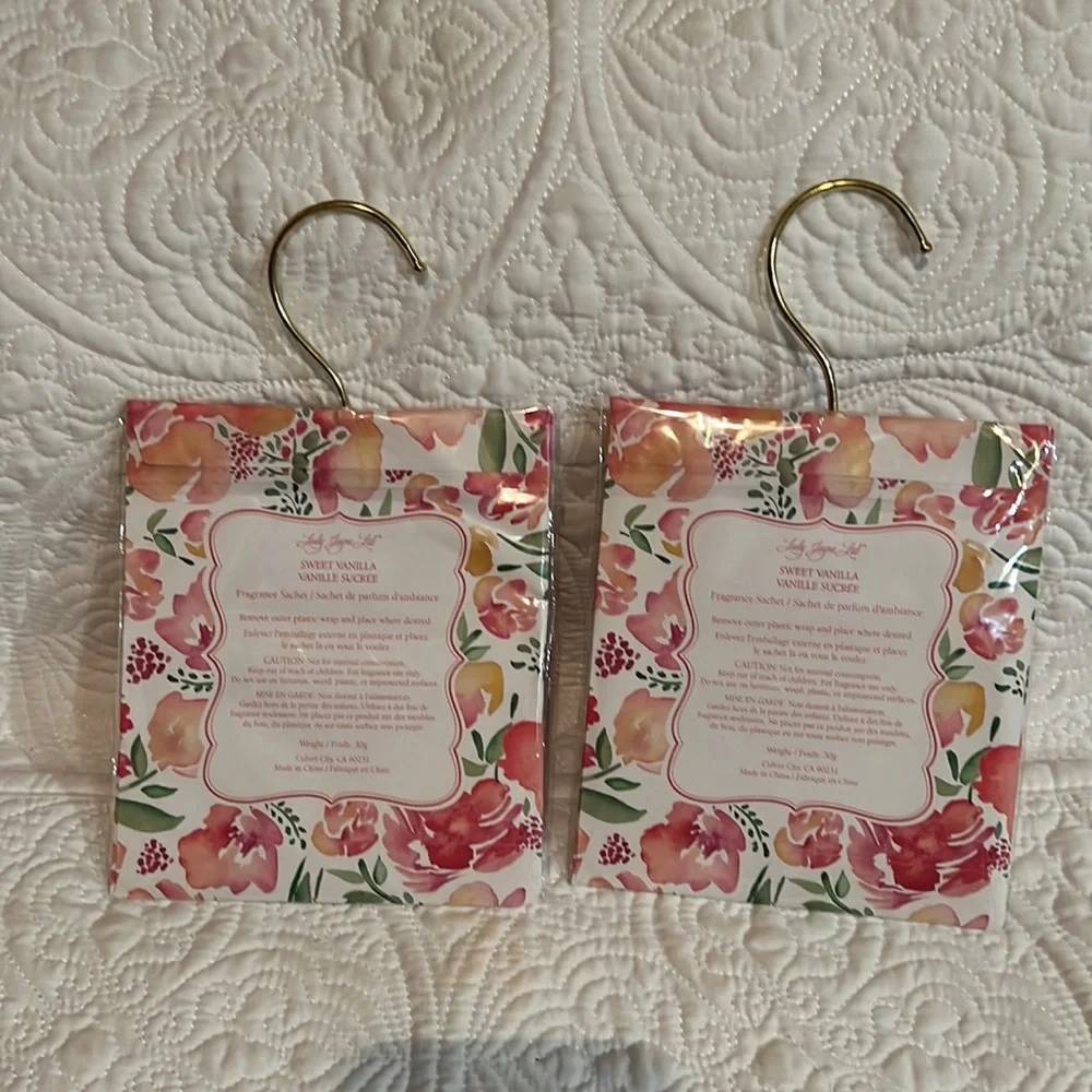 Set of 7 cedar hang ups and 2 fragrance‎ sachets